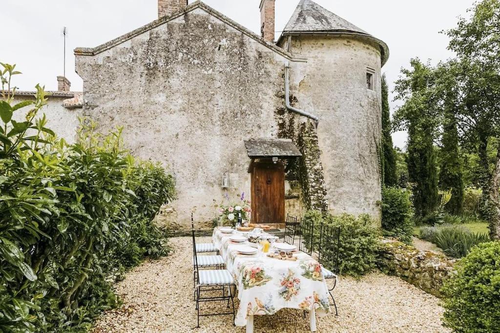14Th Century Priory In Pressigny Acomodação com café da manhã Pressigny  Exterior foto